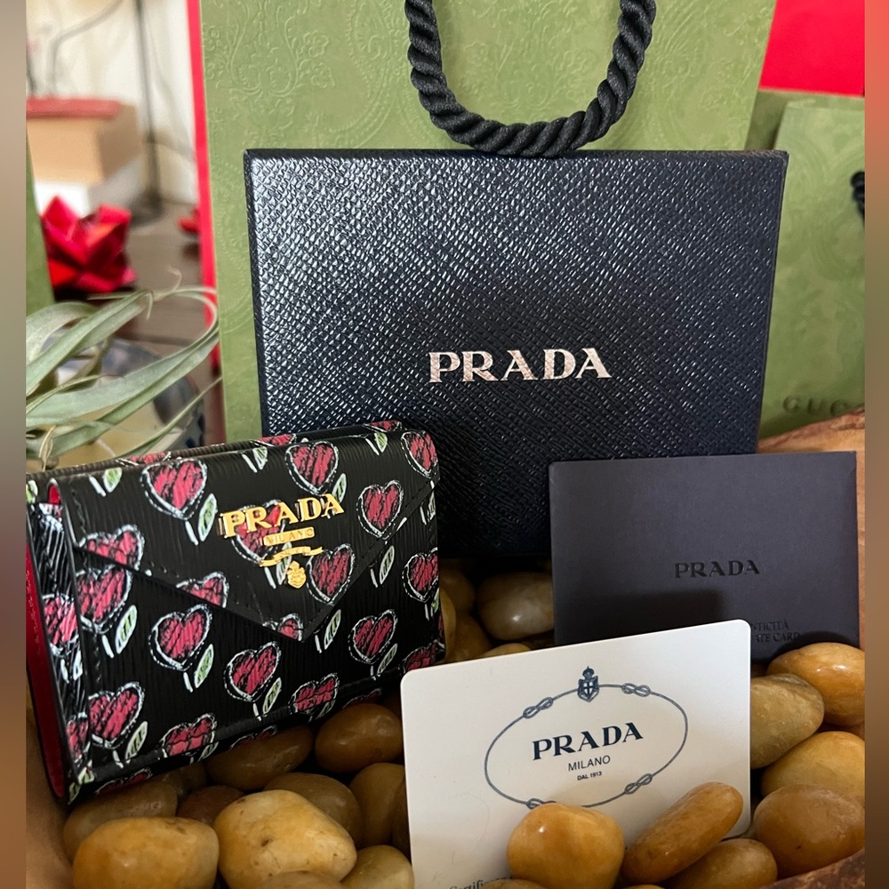 NWOT Prada Women’s Black Vitello Move Love Hearts Leather Envelope Snap Wallet